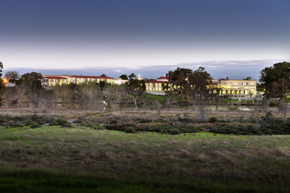 Swan River Hotel 52/56