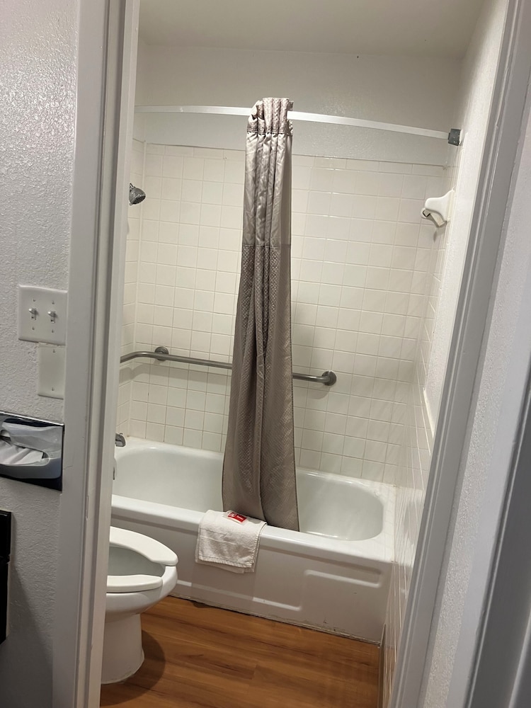 Econo Lodge Sonora, TX 56/60