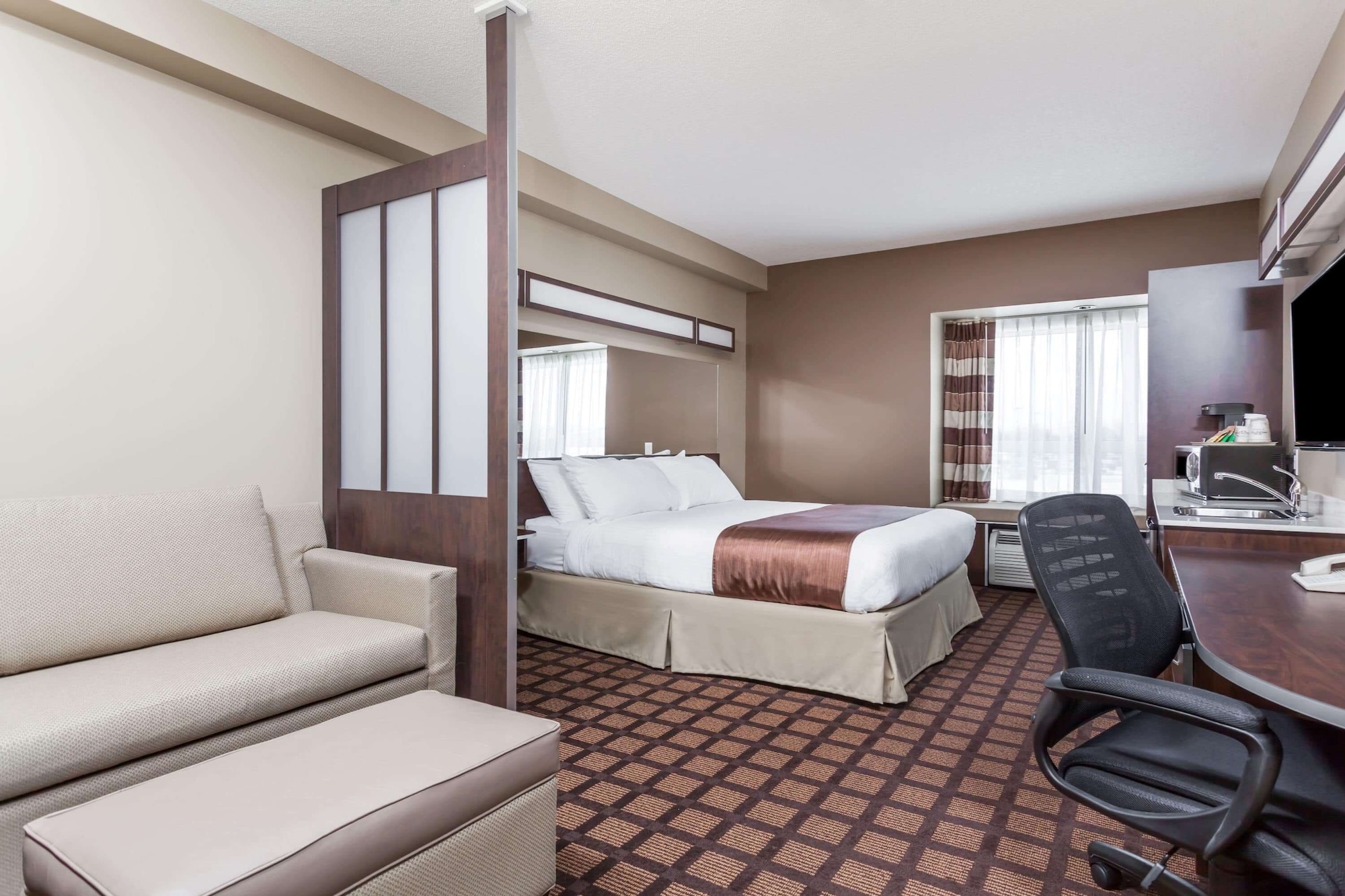 Suite, Queen Bed, Sofa, Accessible