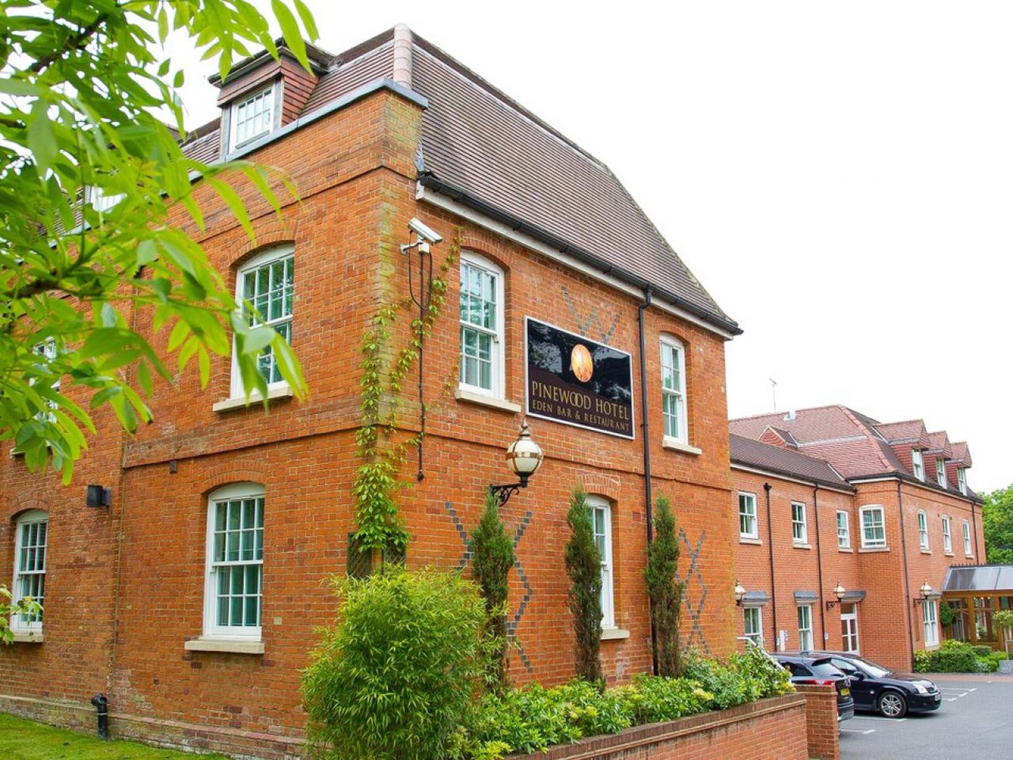 Pinewood Hotel 4/65