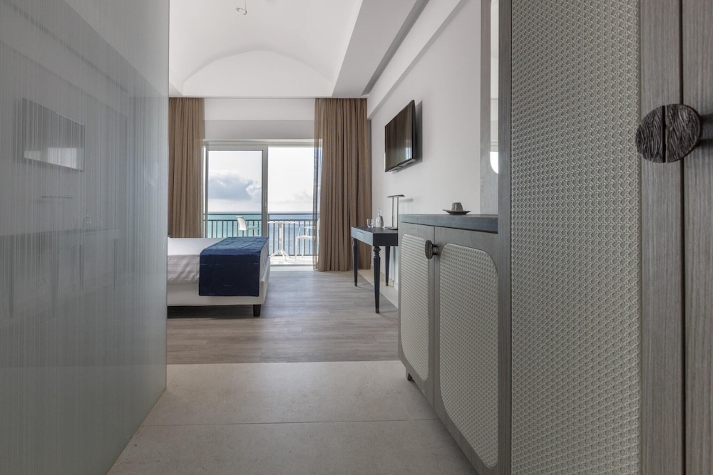 SUMMIT HOTEL 29/70