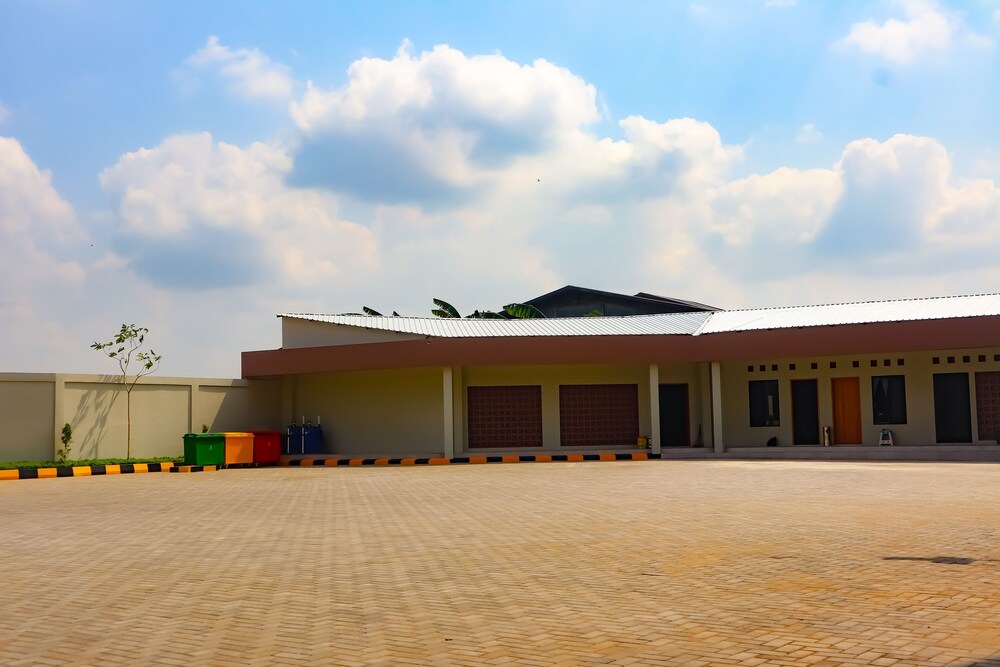 Front One Hotel Gombong 30/48