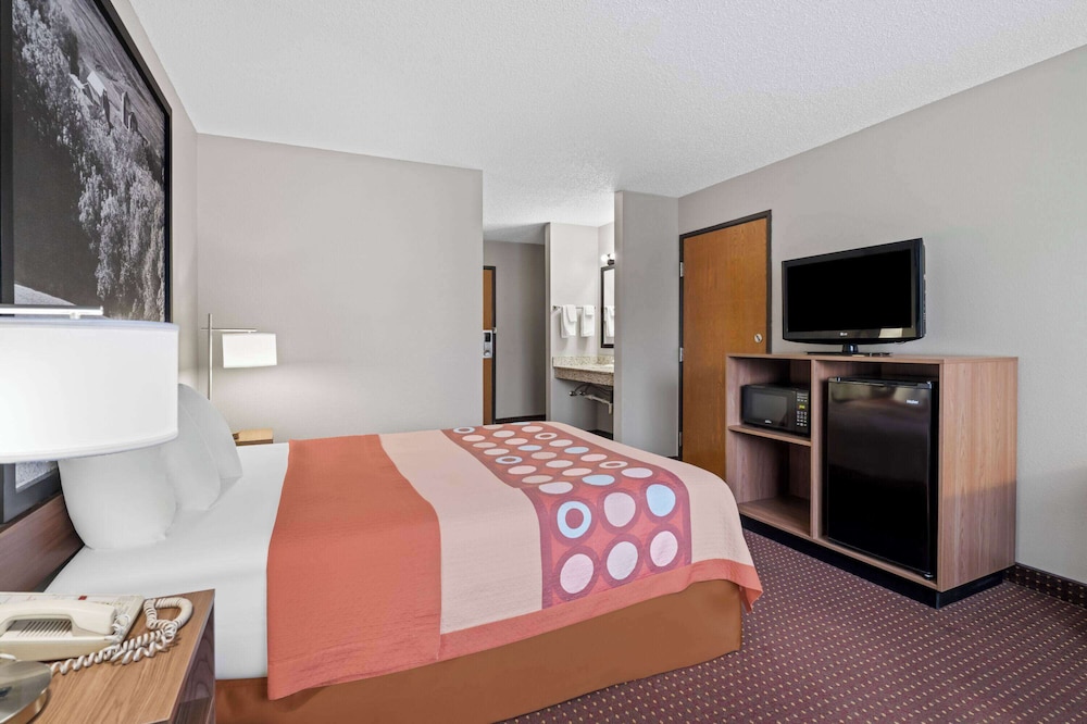Super 8 by Wyndham Waverly 24/57