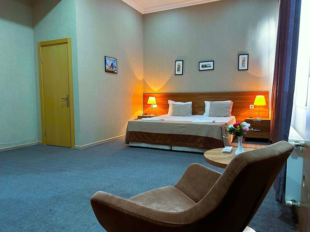 The Family Hotel 15/34