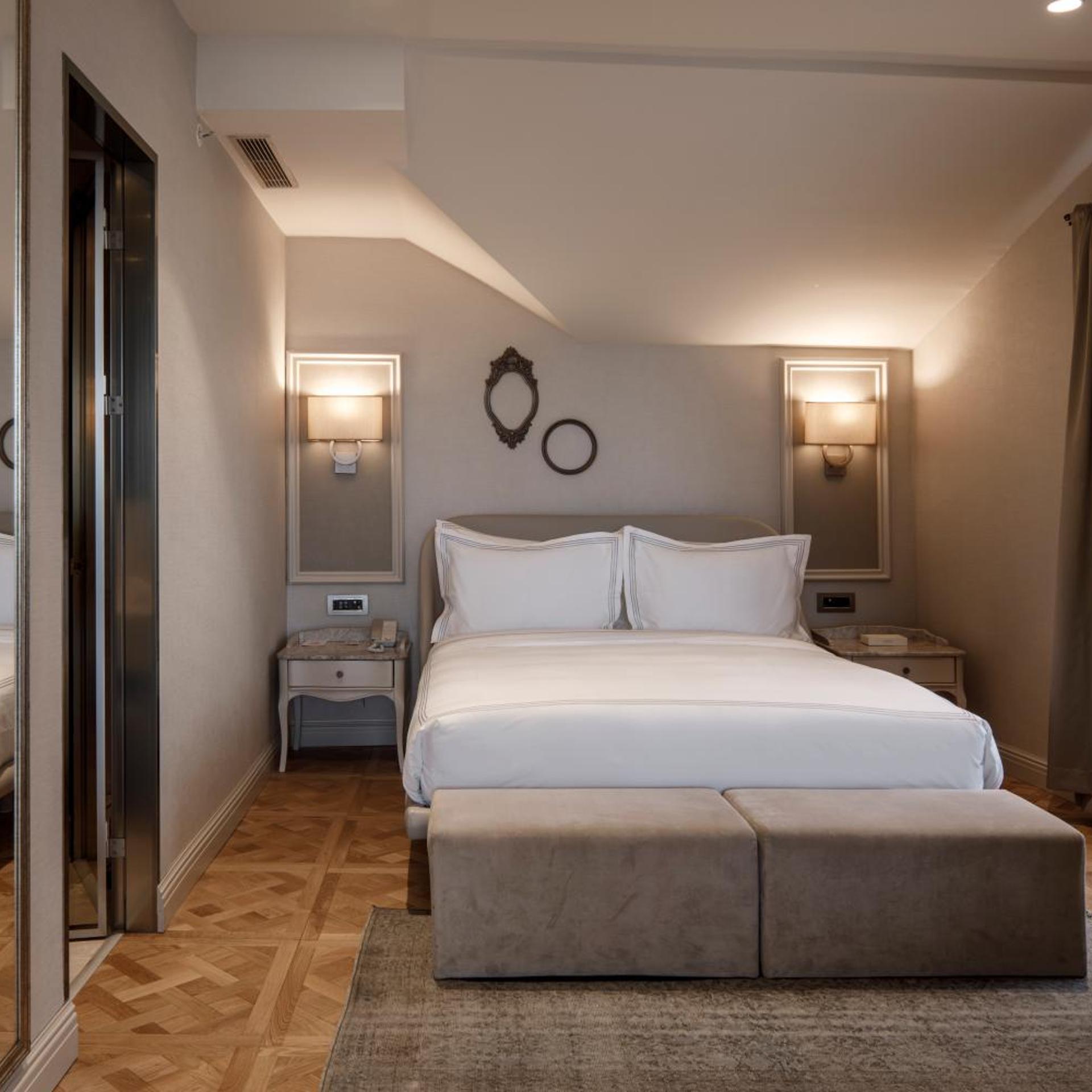 Signature, Gold, Horn, Suite, Terrace
