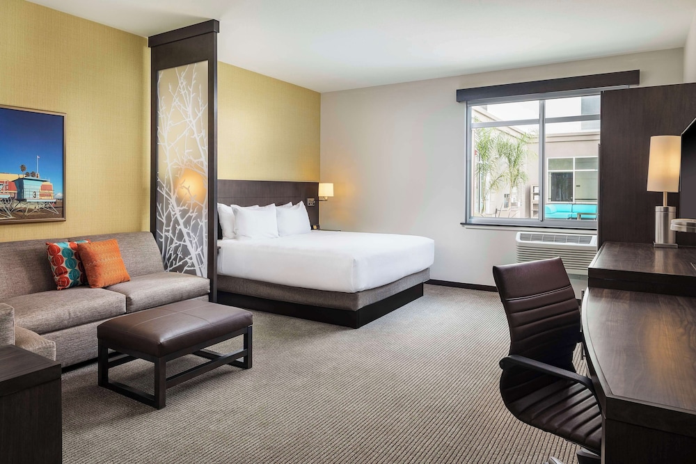 ROOM, KING BED, SOFA, ACCESSIBLE