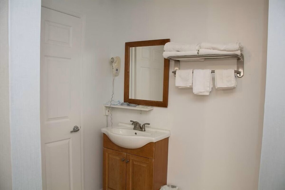 At 9 Motel Near Freehold I-195 37/38
