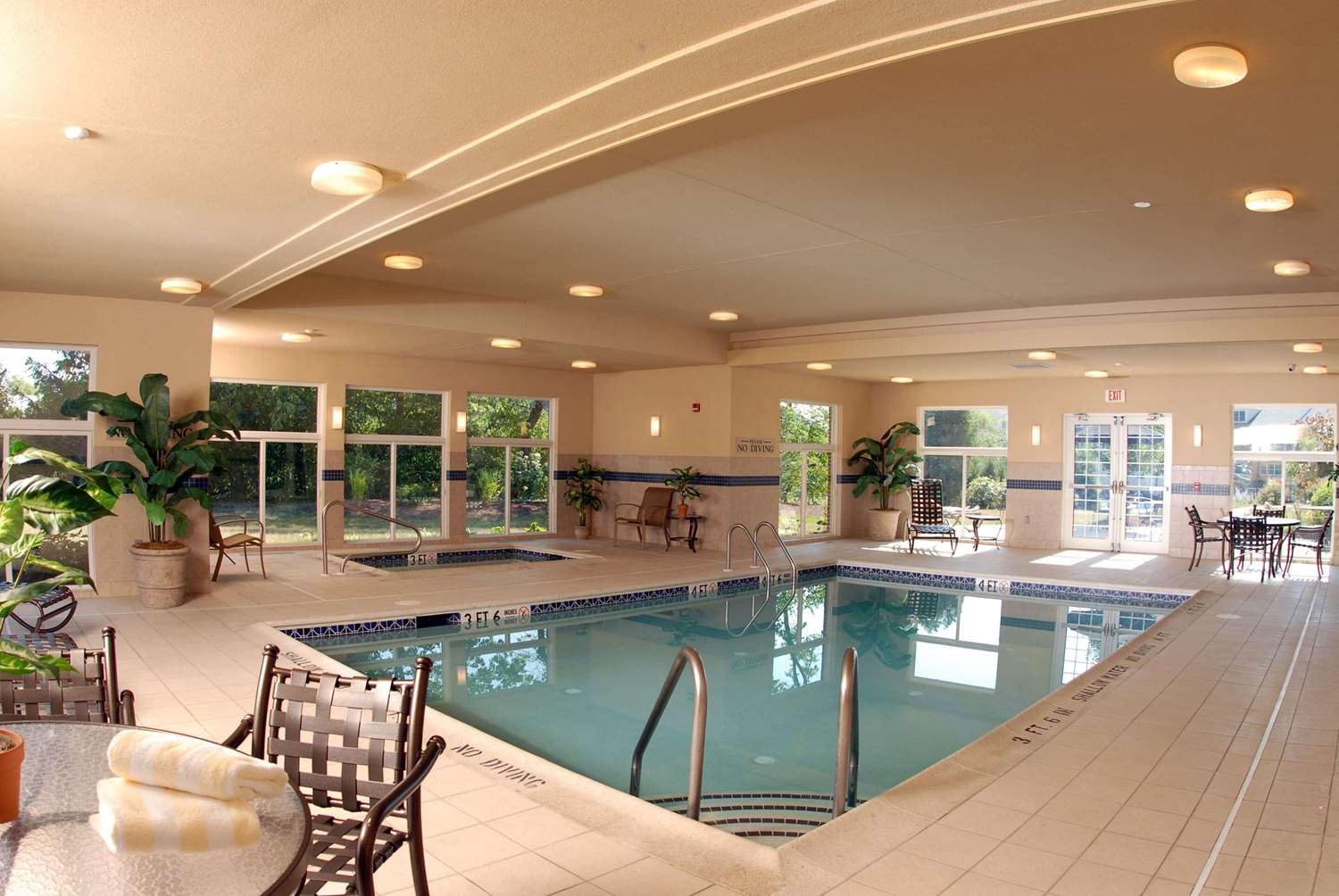 Country Inn Suites By Radisson Lewisburg Pa 13/26