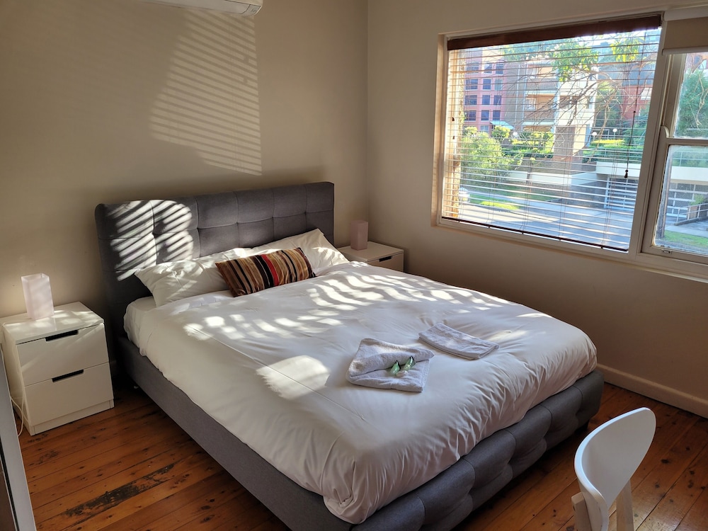ROOM, DOUBLE BED