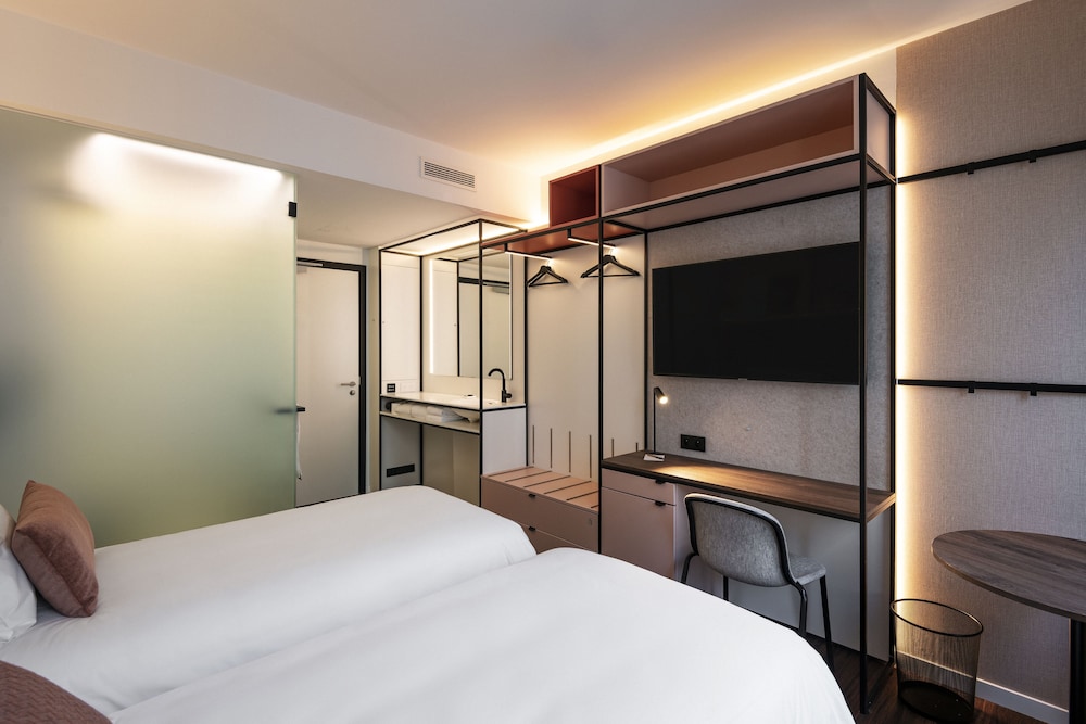 ROOM, TWIN BEDS