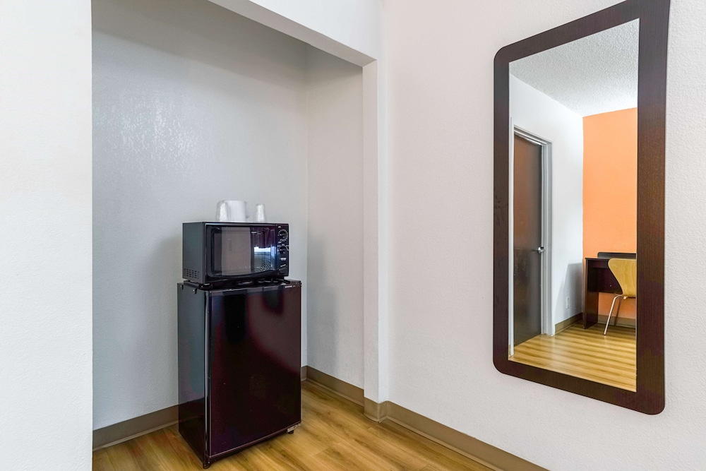 Motel6 Long Beach, CA - International City photo2