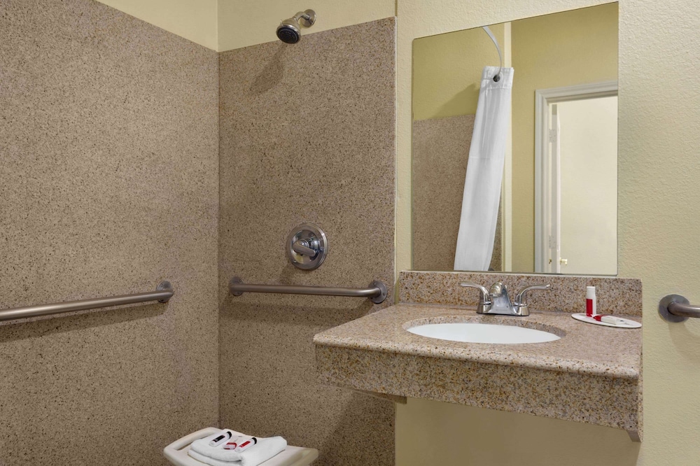 Days Inn and Suites by Wyndham Euless DFW Airport South 19/57