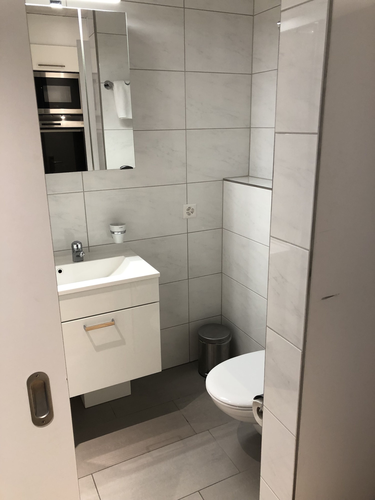 APARTMENT, SINGLE