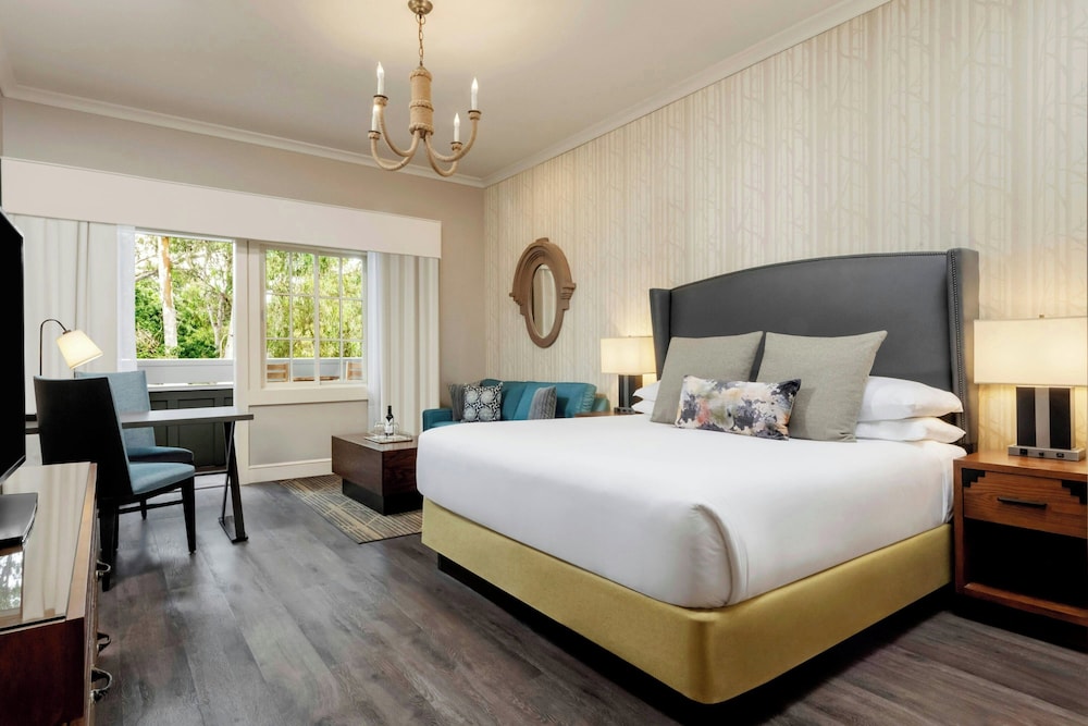 غرفة بسرير كينج بإطلالة على النهر مع أريكة، River Terrace Inn 2/3