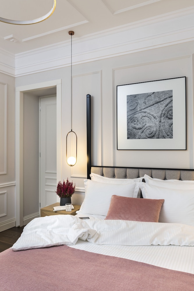 Petite, Suite, Queen Bed