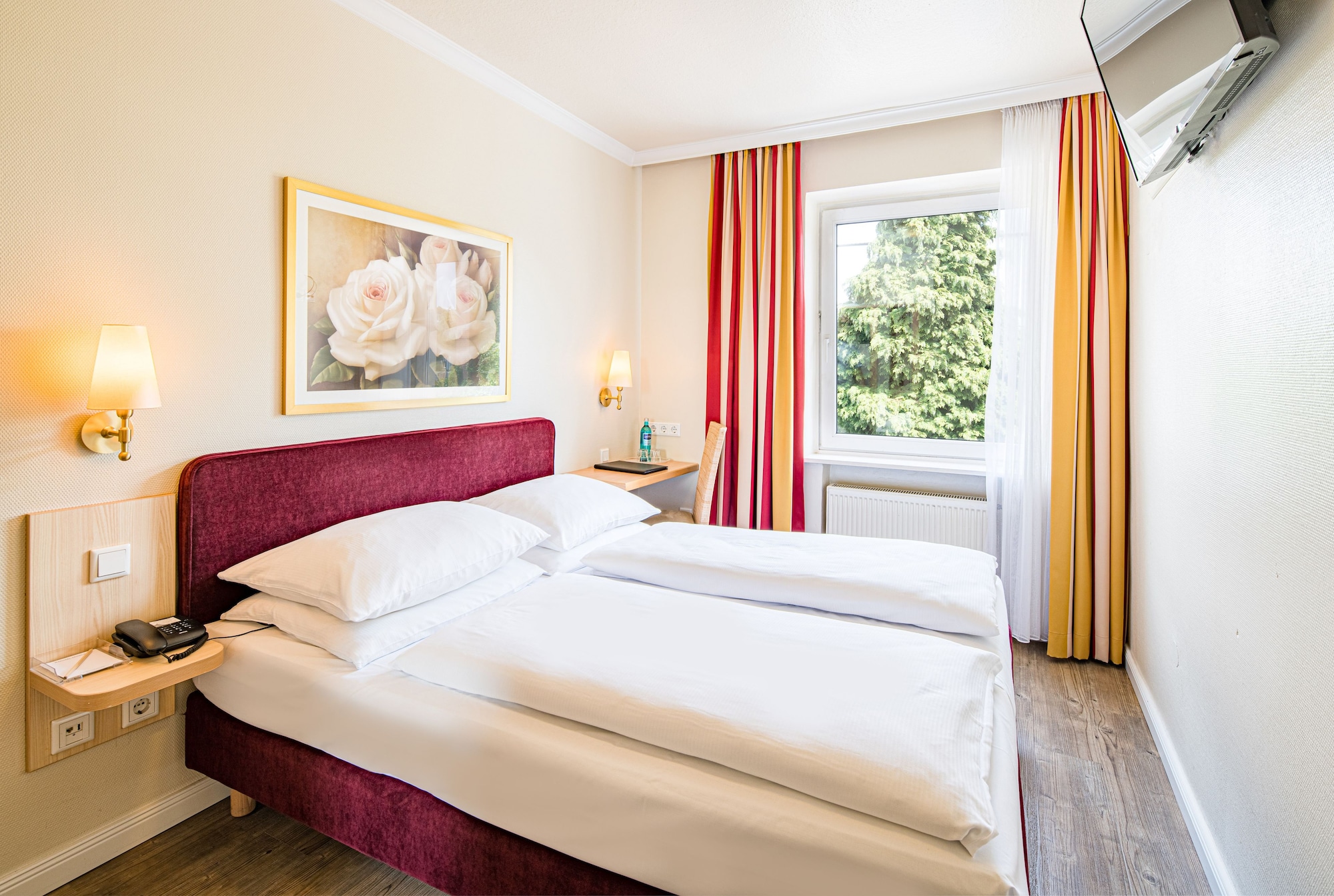 ROOM, DOUBLE BED
