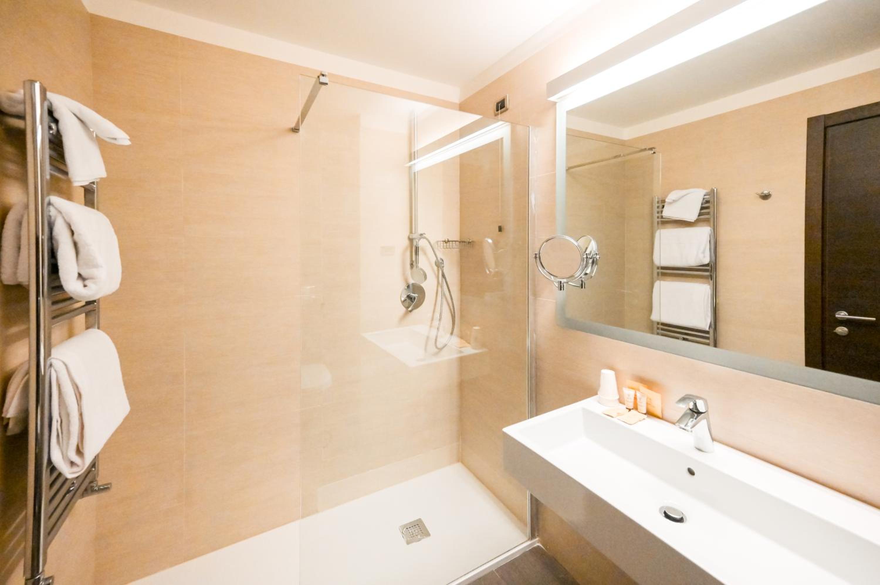 جناح، Hotel Selene 5/10