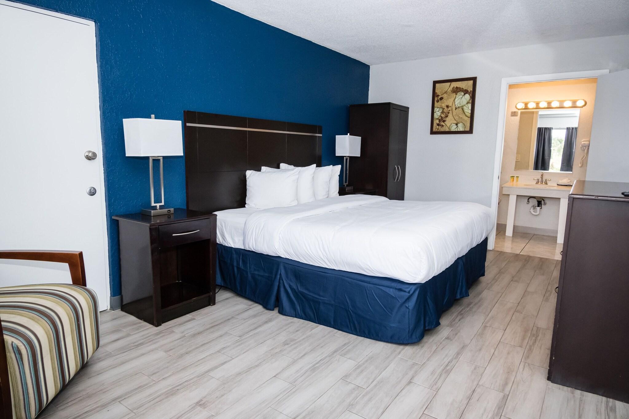 1 King Bed - Non-Smoking, Micfridge