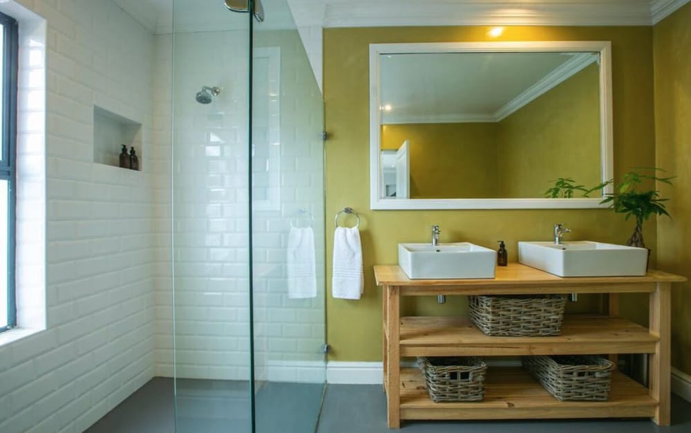 Hout & About Guest House 37/39