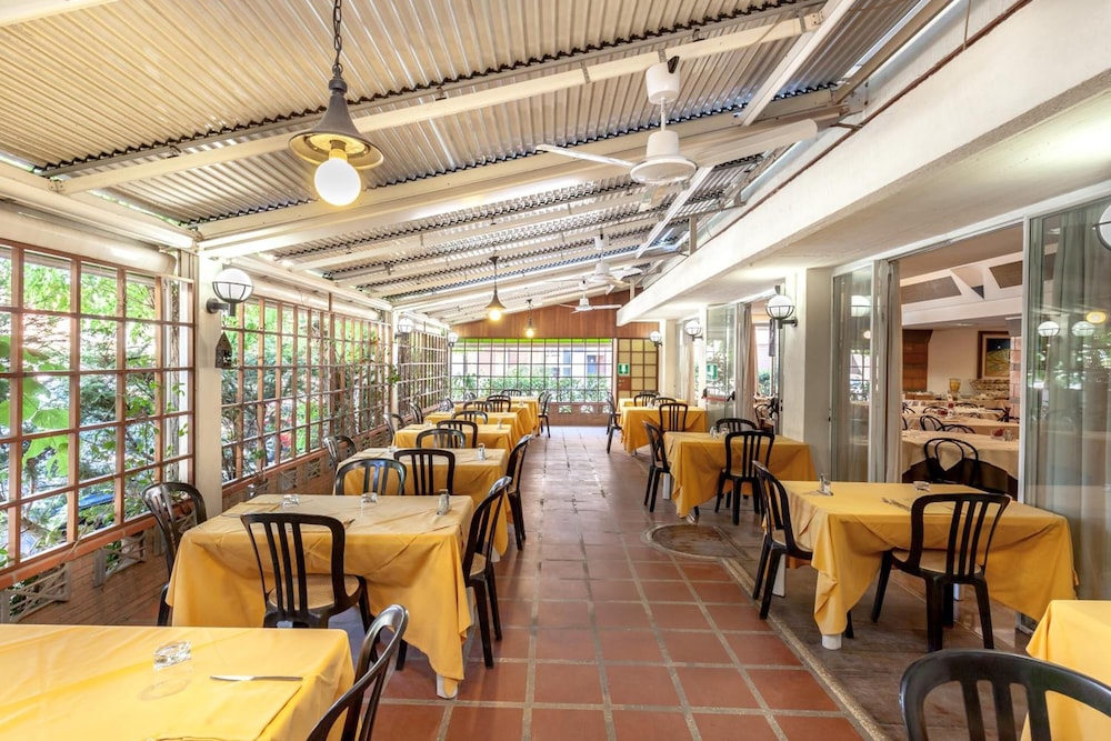 restaurant cafeteria