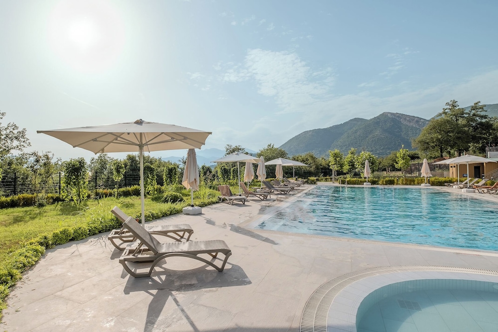 Montenegro Lodge 40/50