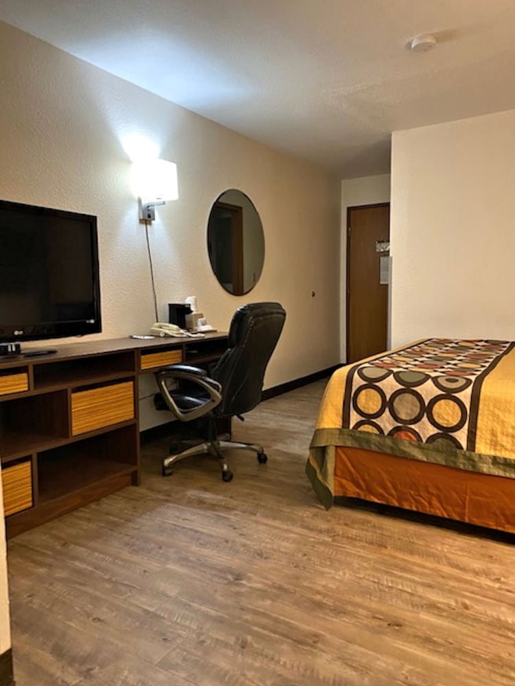 Super 8 by Wyndham Elizabethtown 42/61