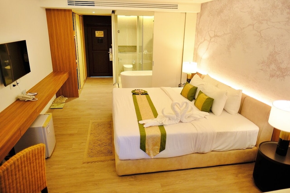 DELUXE, DOUBLE OR TWIN BED