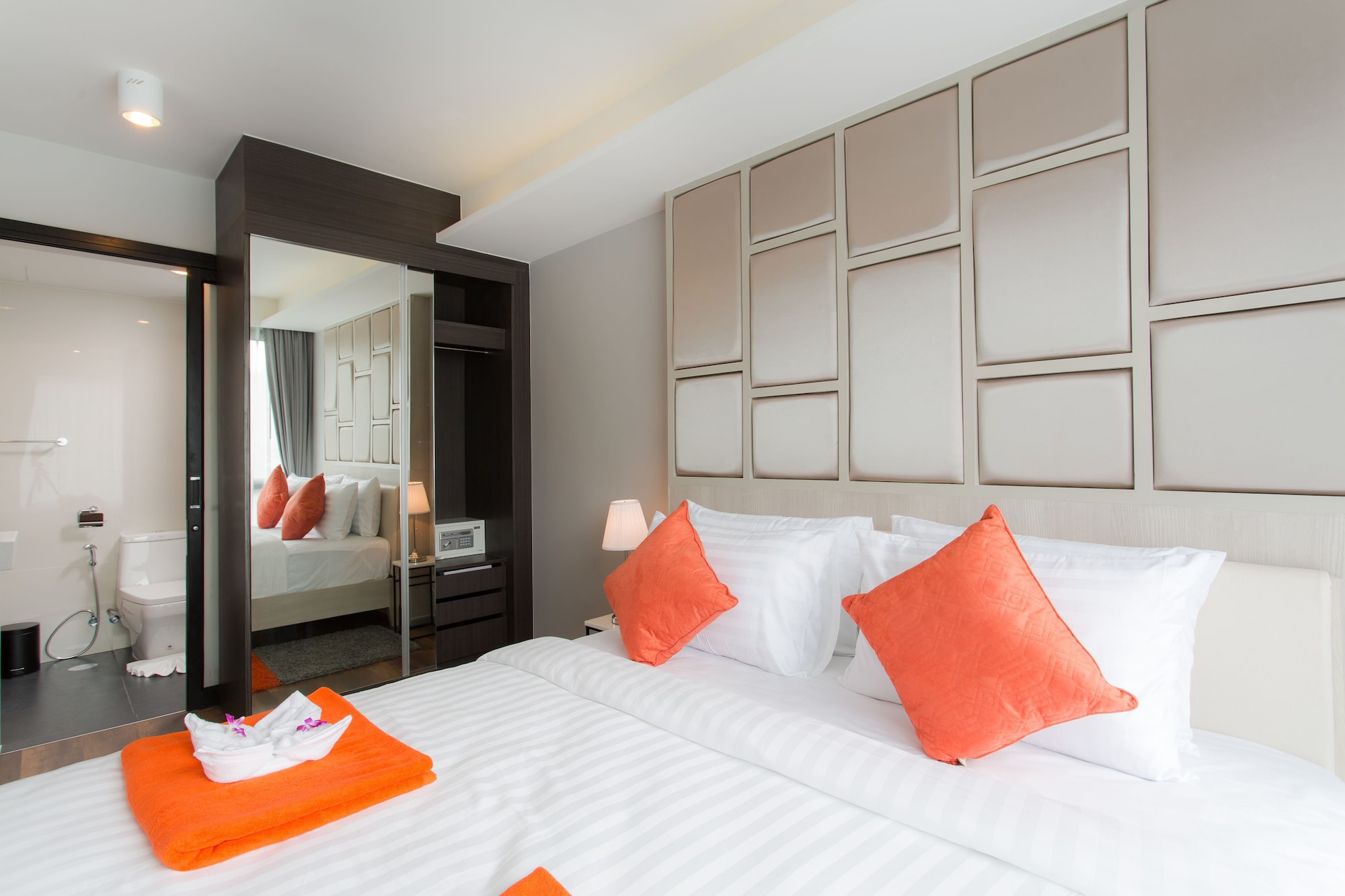 1 BEDROOM, SUITE