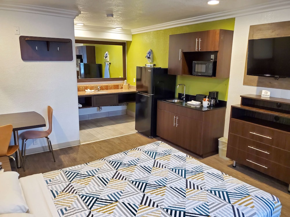 Studio6 National City, CA - Naval Base San Diego 14/56