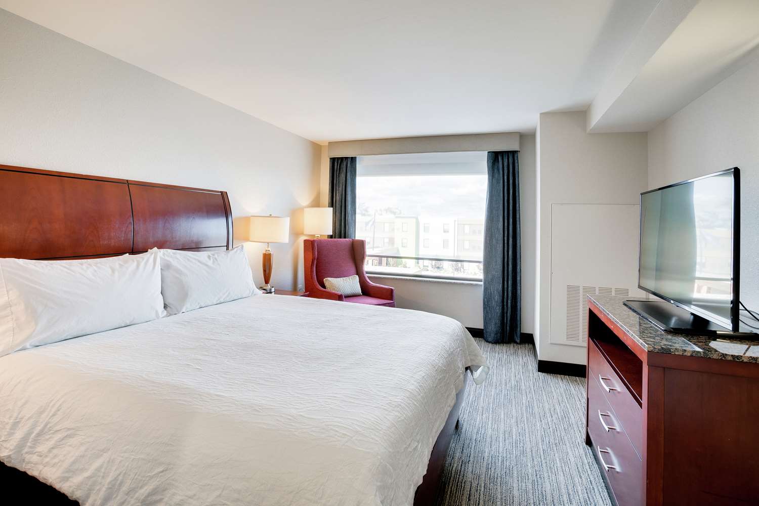 JUNIOR SUITE, KING BED, SOFA