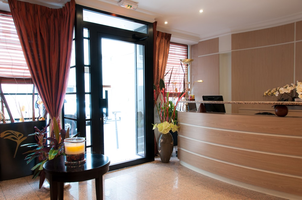 Lobby at DES DEUX AVENUES, PARIS