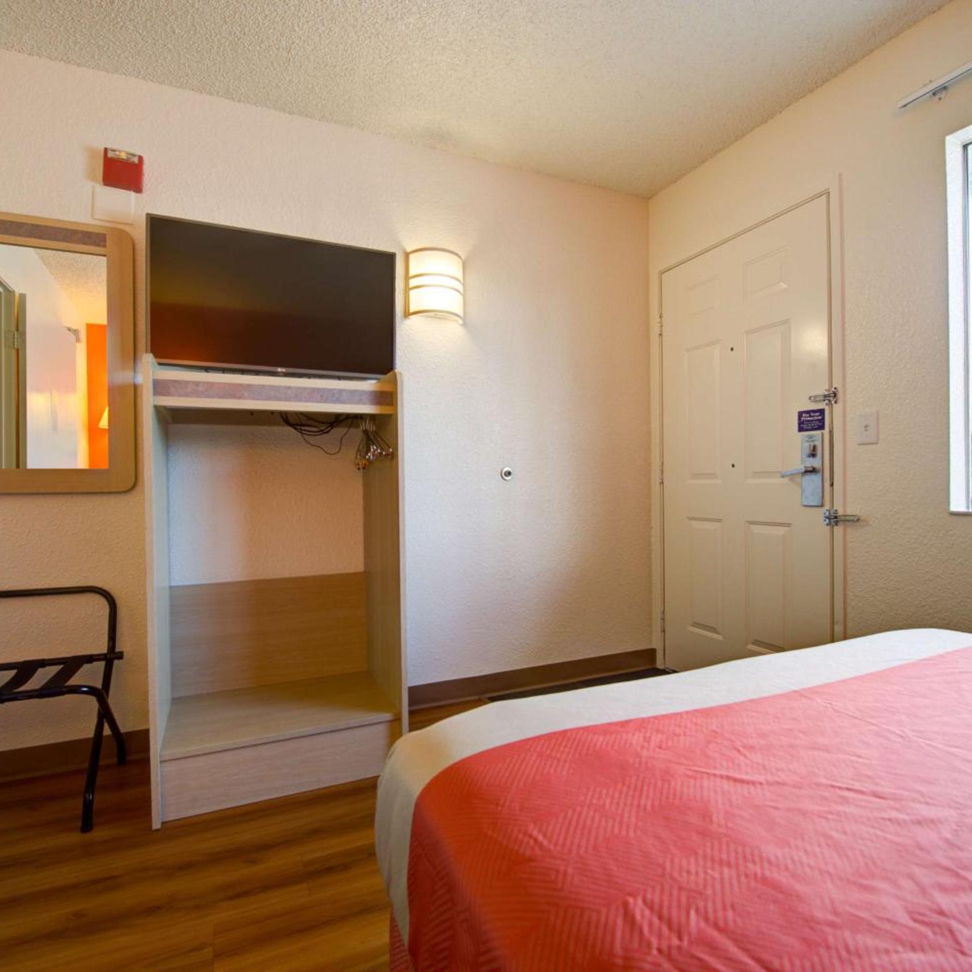 1 Queen Bed Micfridge، Motel6 Seattle, WA - Airport 3/10