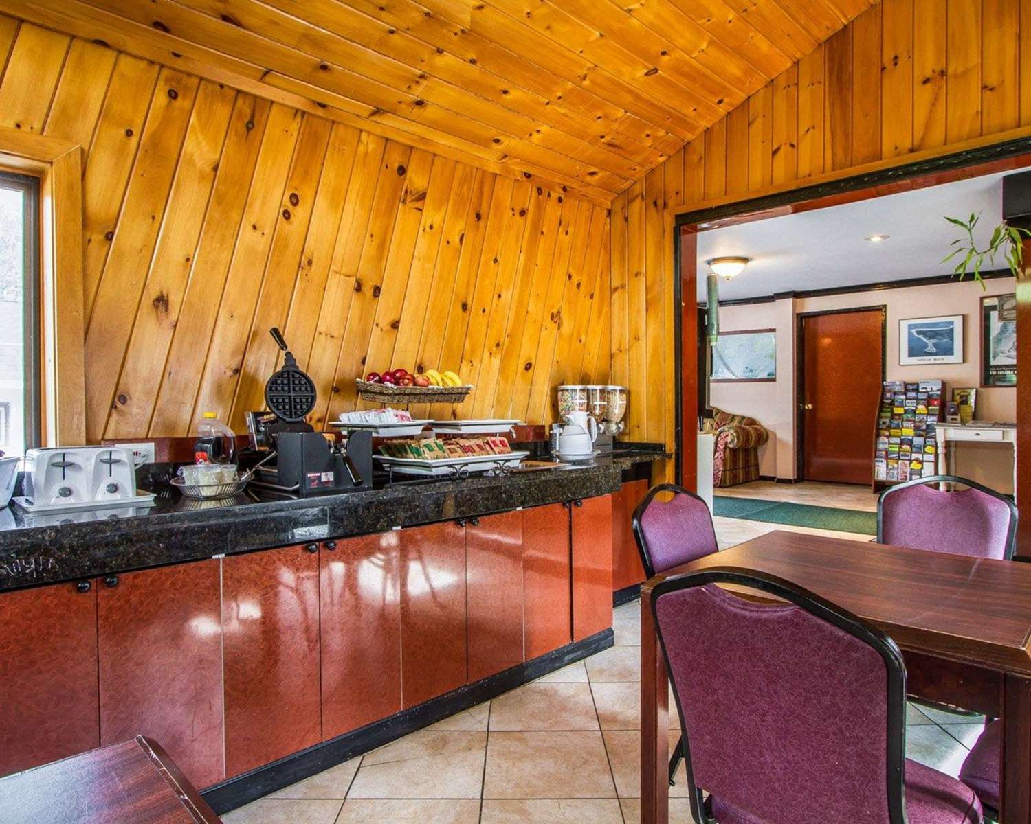 Rodeway Inn & Suites Brunswick Near Hwy 1 4/36