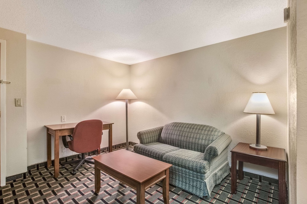 Econo Lodge Inn & Suites Marietta near Dobbins ARB 32/45