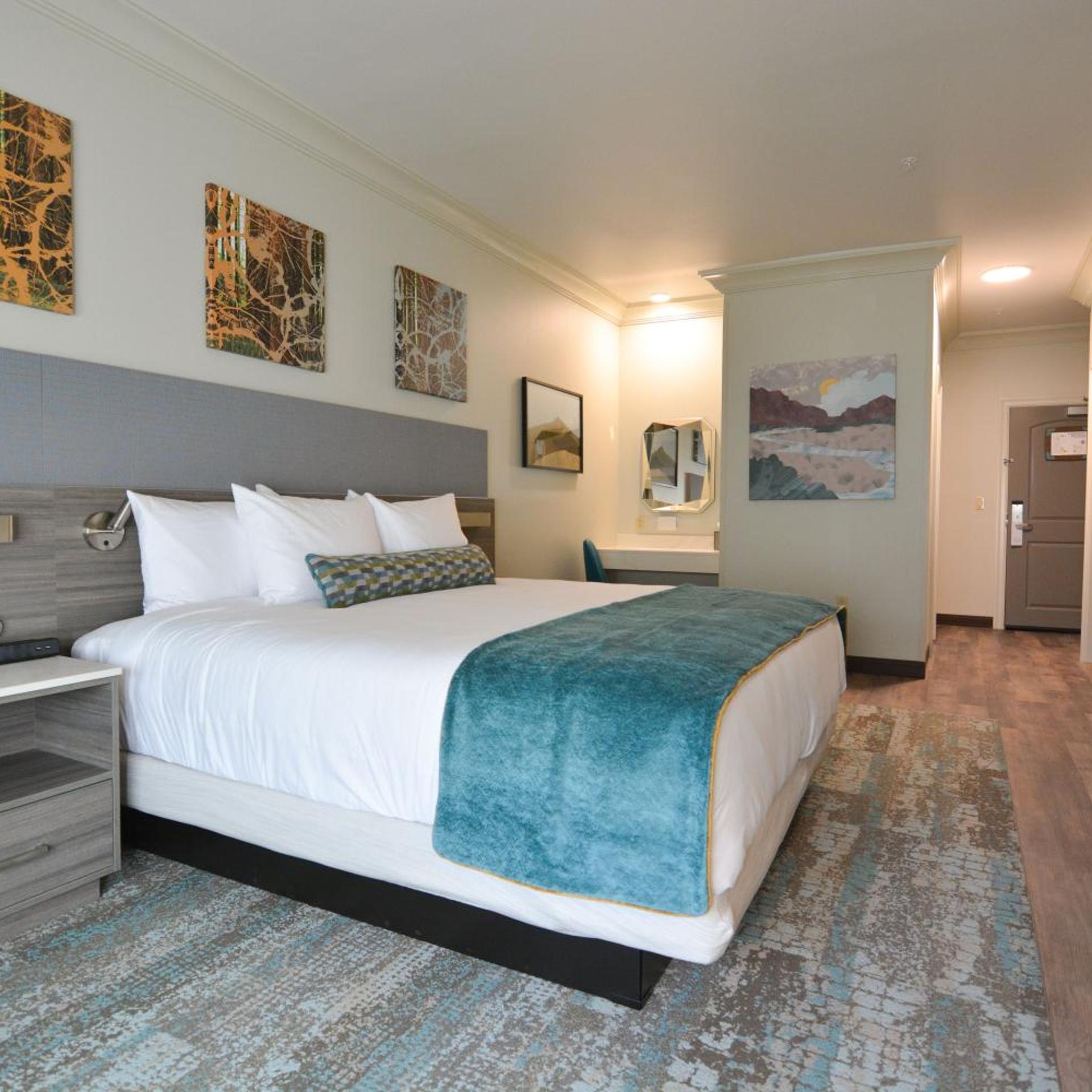 Room, King Bed, Balcony, Blue Lake Casino Hotel 4/10
