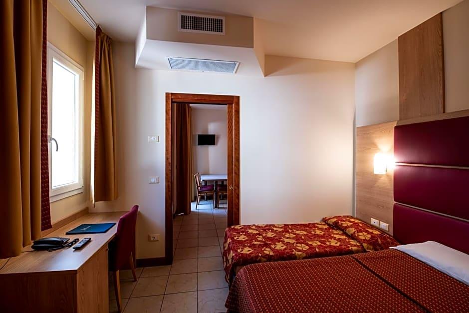 HOTEL MONDIAL 24/63