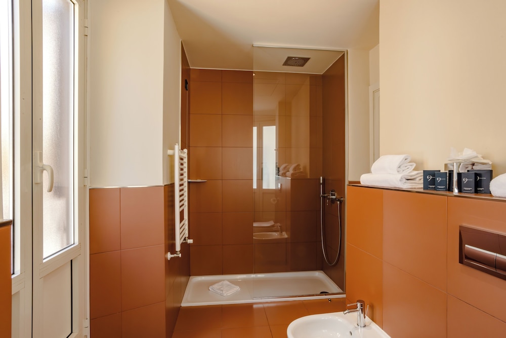 9 Hotel Cesari 83/85