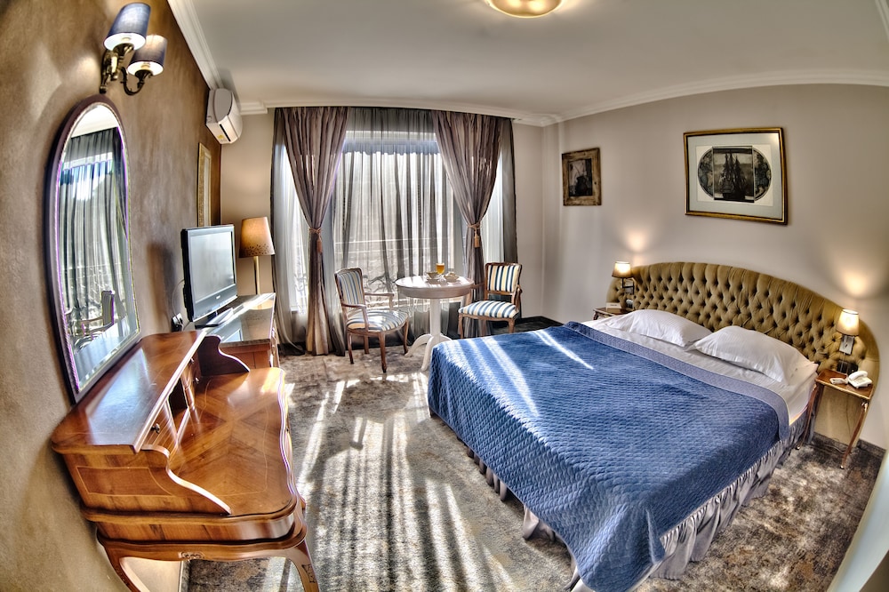 Meg Lozenetz Hotel 29/62