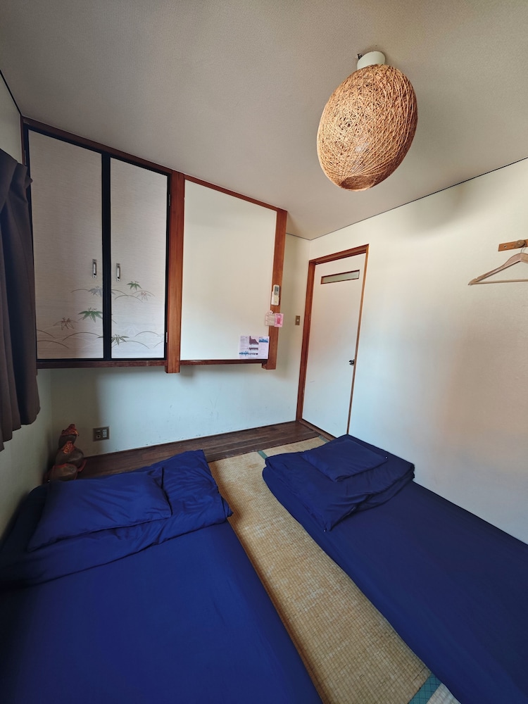 ROOM, TWIN BEDS