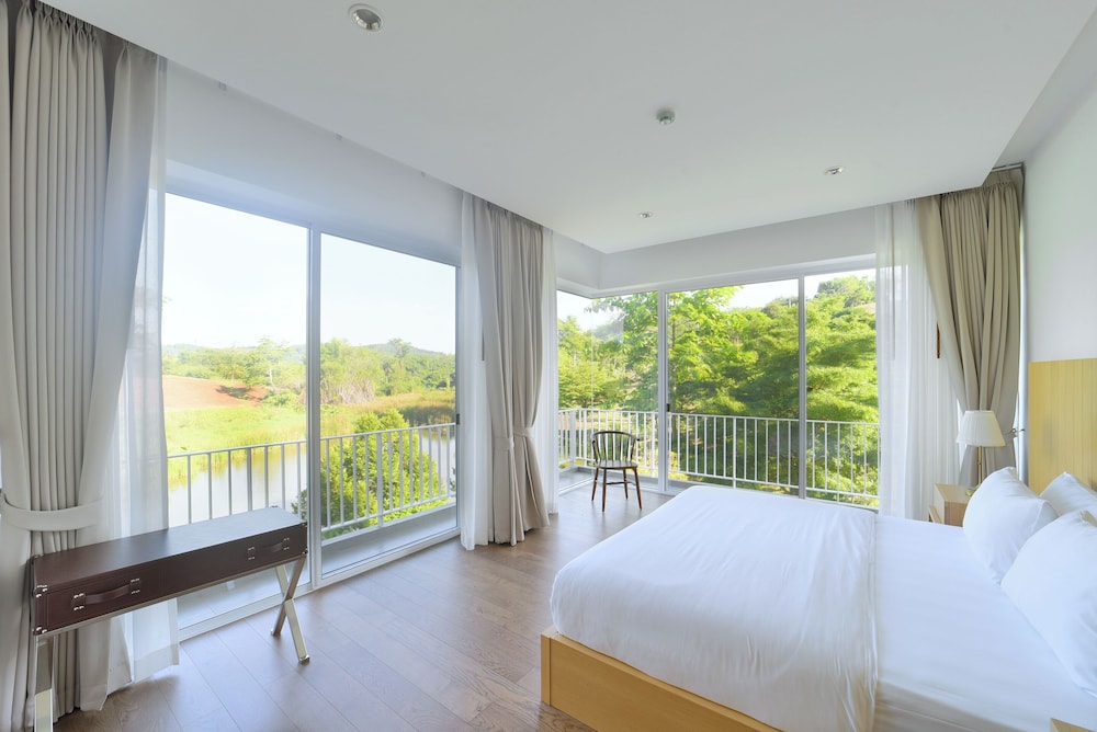 Suite, 2 King Beds, Creek View