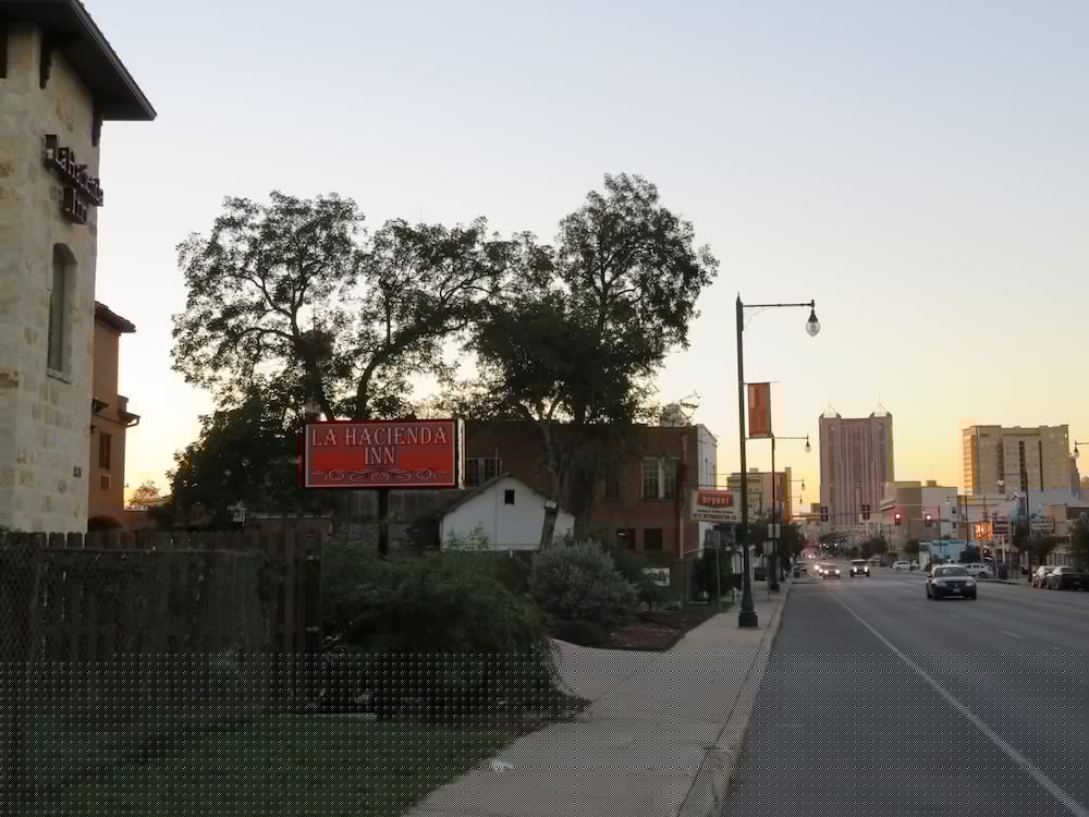 La Hacienda Near Alamo Dome / Riverwalk 5/36