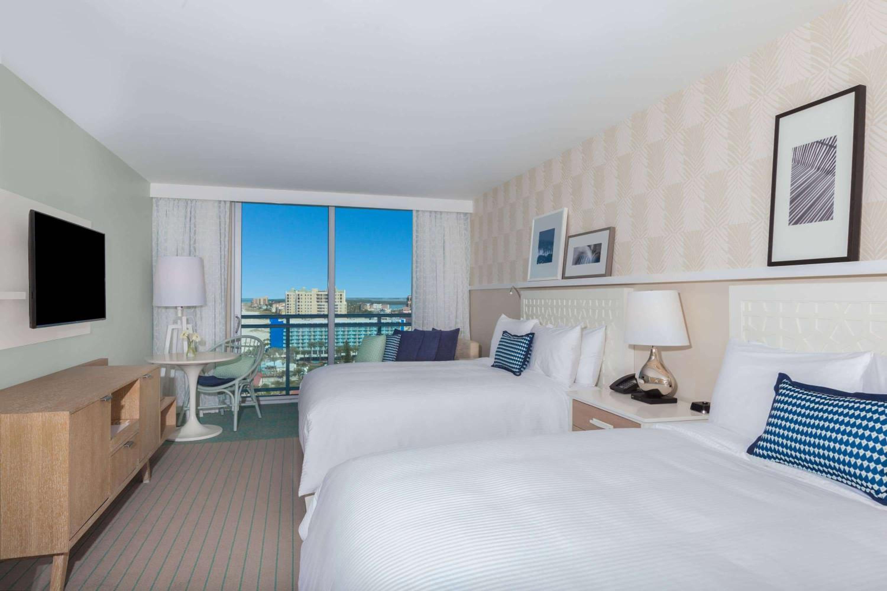 Grand, Deluxe, Queen Bed, Partial Gulf View