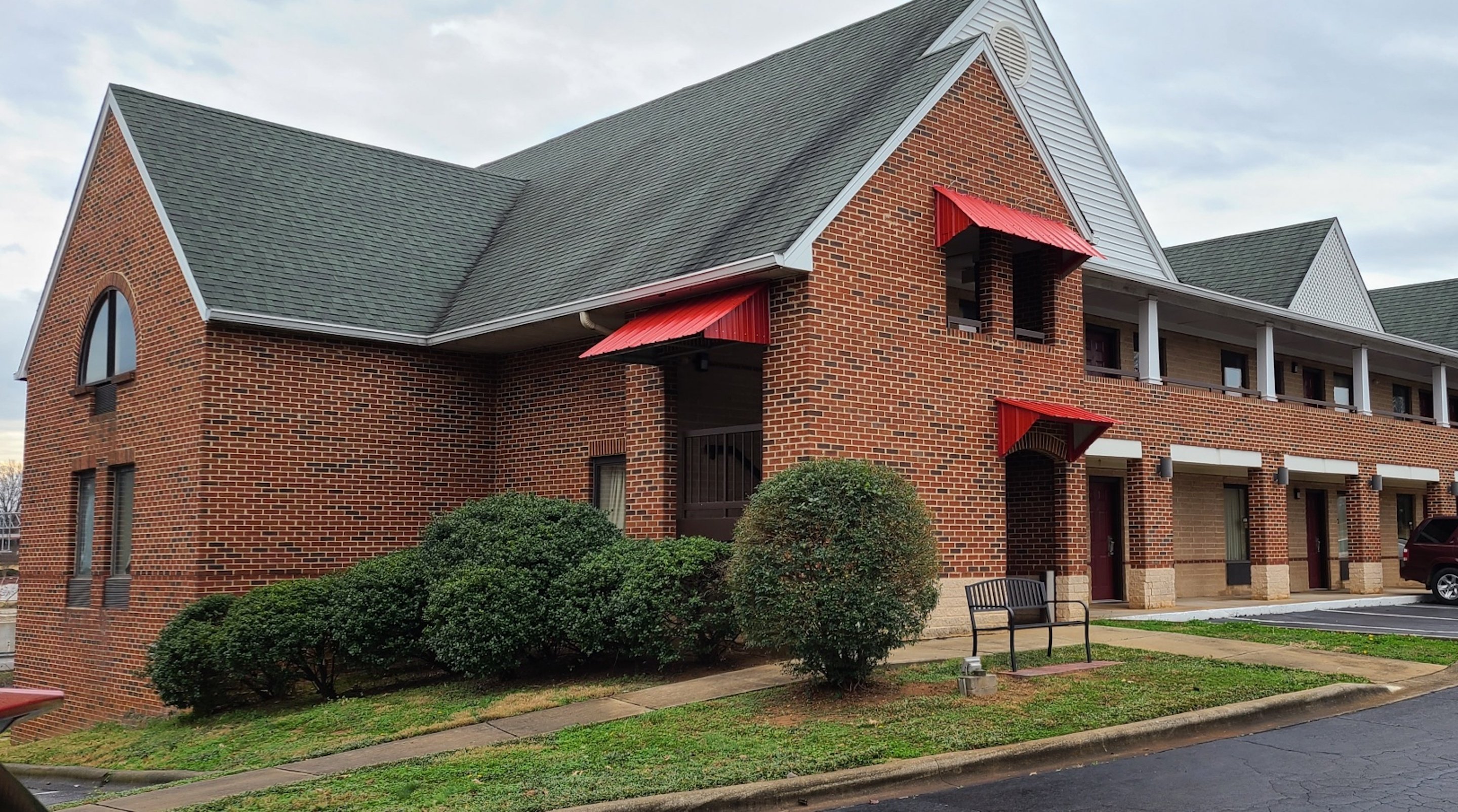 Red Roof Inn and Suites Cornelius Lake Norman 33/34