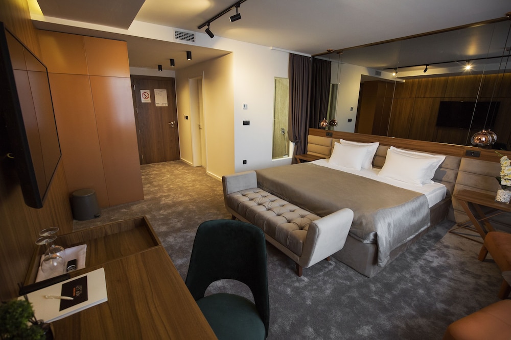 New City Hotel and Restaurant Nis 10/56