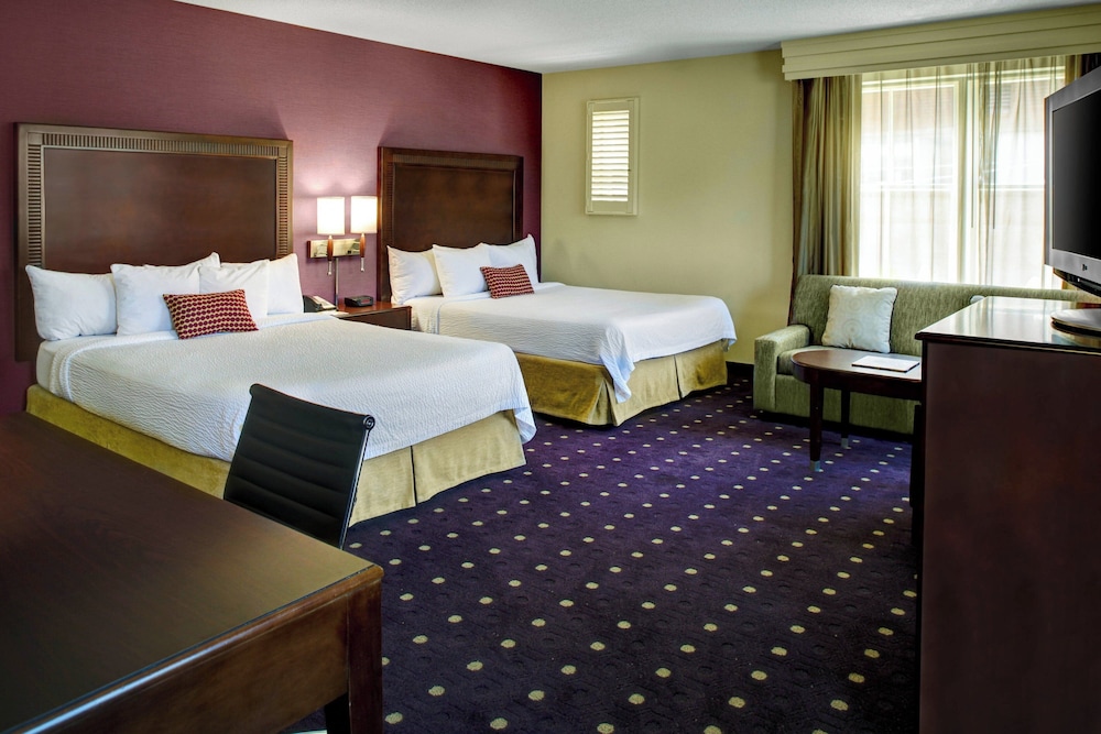 Courtyard by Marriott Kansas City Country Club Plaza 7/38