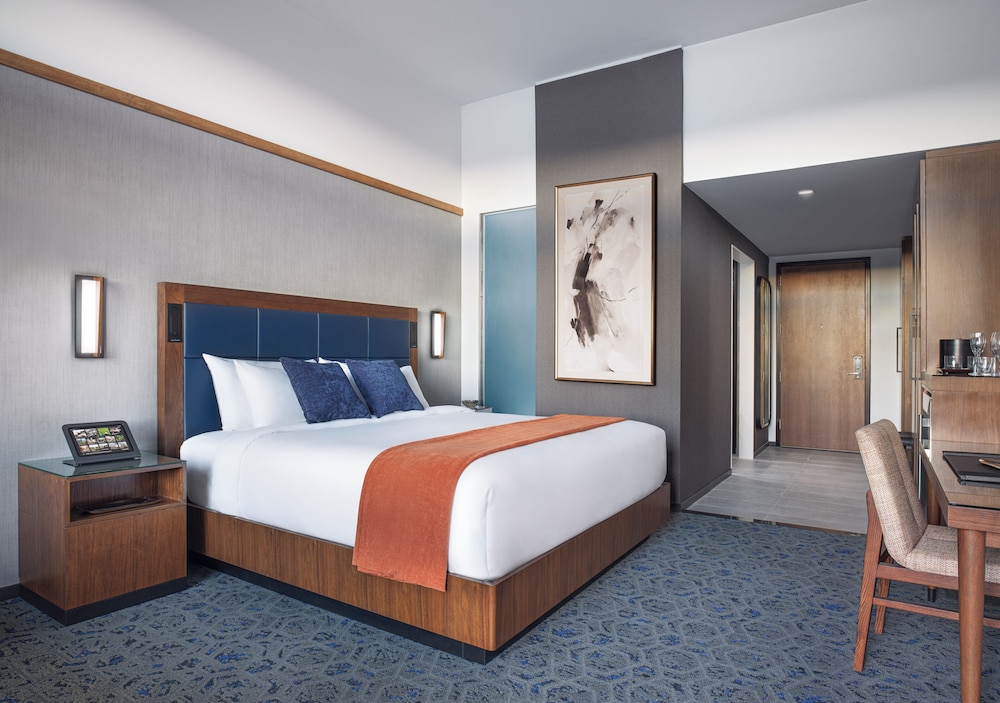 Collection, Junior Suite, King Bed, Accessible 5/9