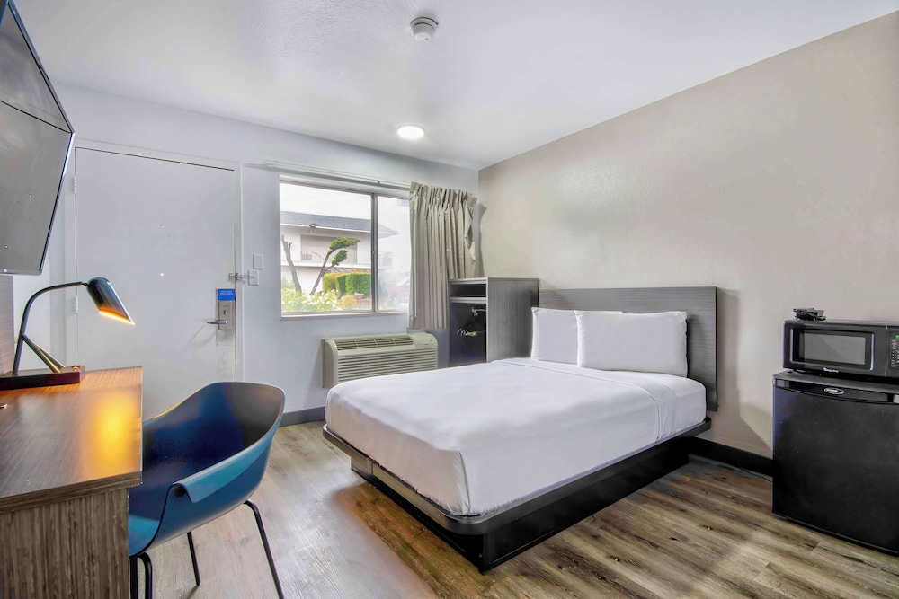 DELUXE, DOUBLE BED, ACCESSIBLE