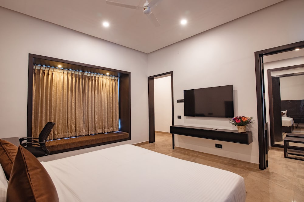 SUITE, KING BED, POOL VIEW, SMOKING