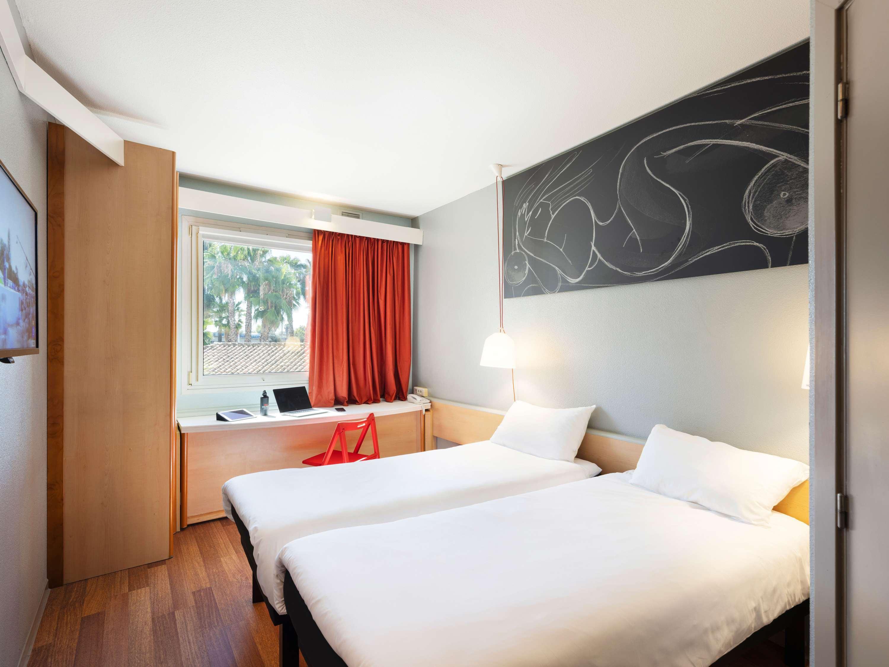 ROOM, 2 BEDS