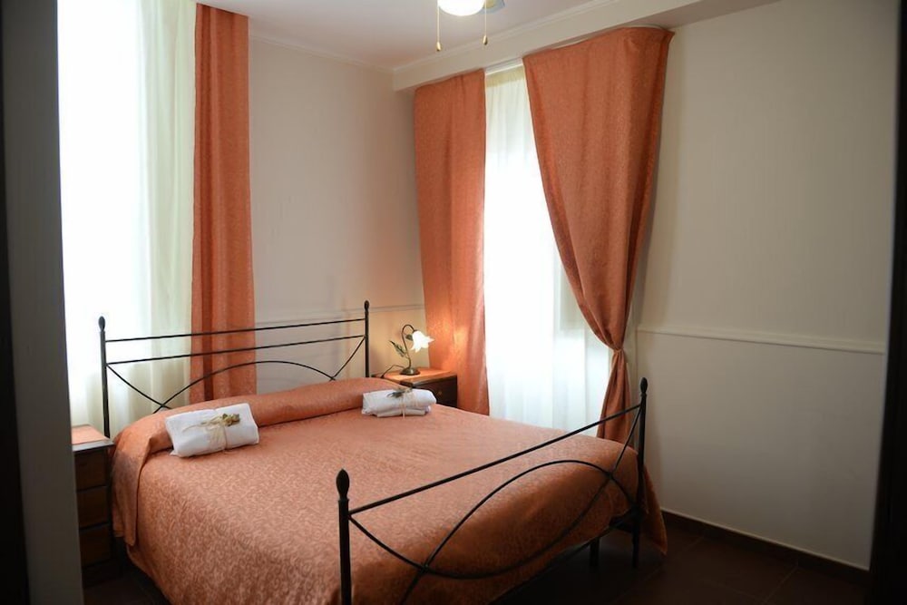 ROOM, TRIPLE, PRIVATE BATHROOM
